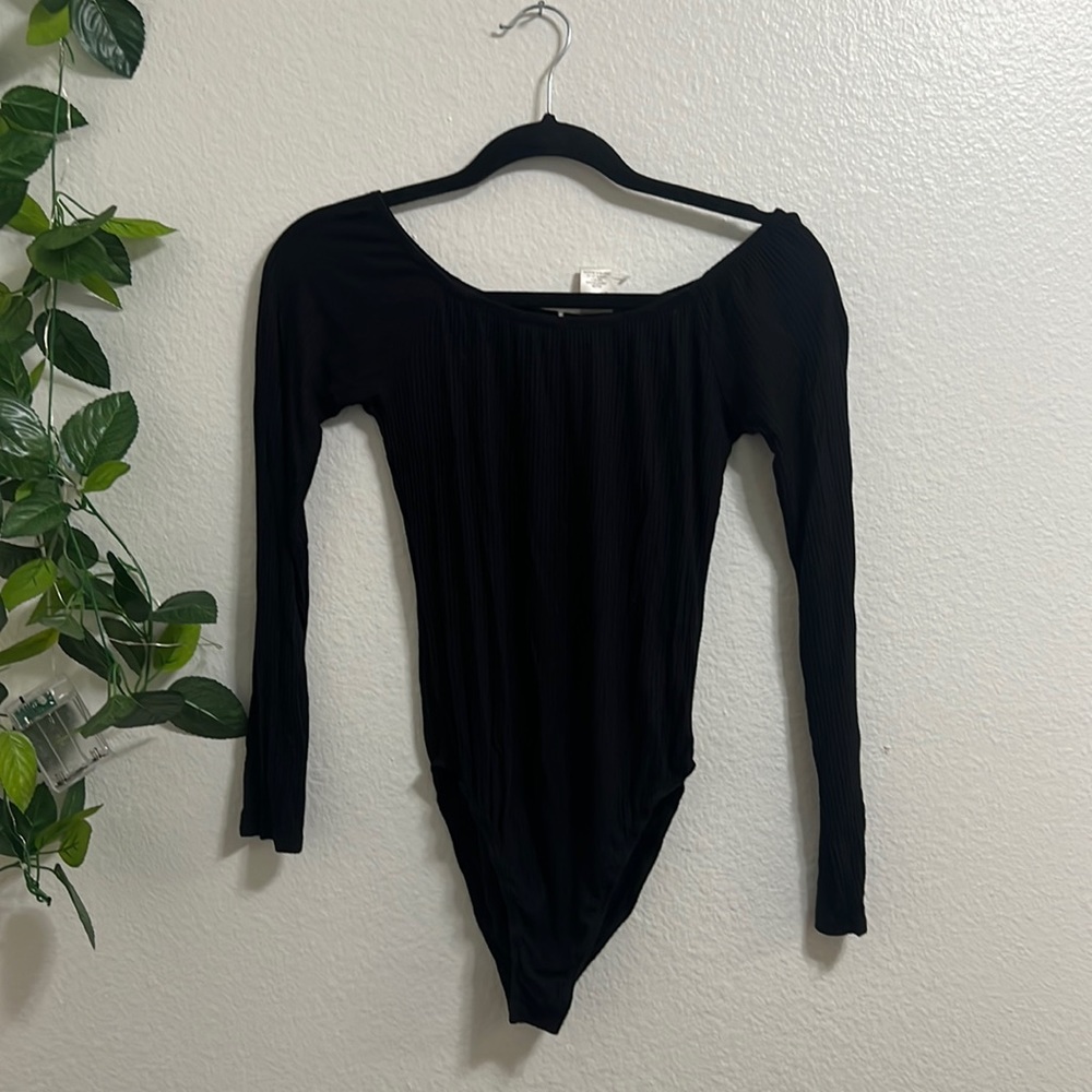 Black ribbed scoop neck bodysuit — size M